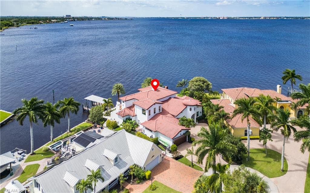 911 Aqua Ln, Fort Myers