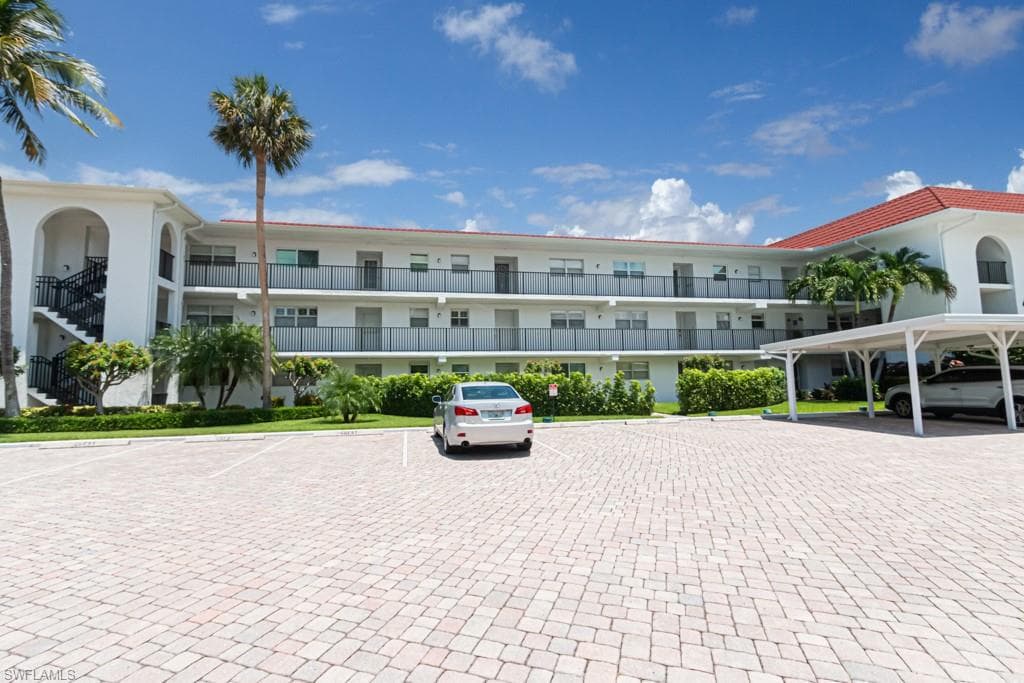 49 High Point Cir #303, Naples, photo 2