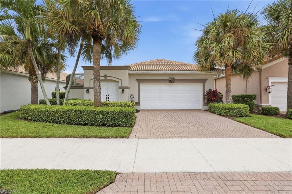 104 Glen Eagle Cir, Naples