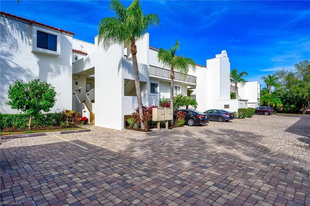 586 Beachwalk Cir #o206, Naples