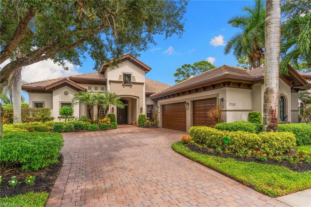 7733 Classics Dr, Naples