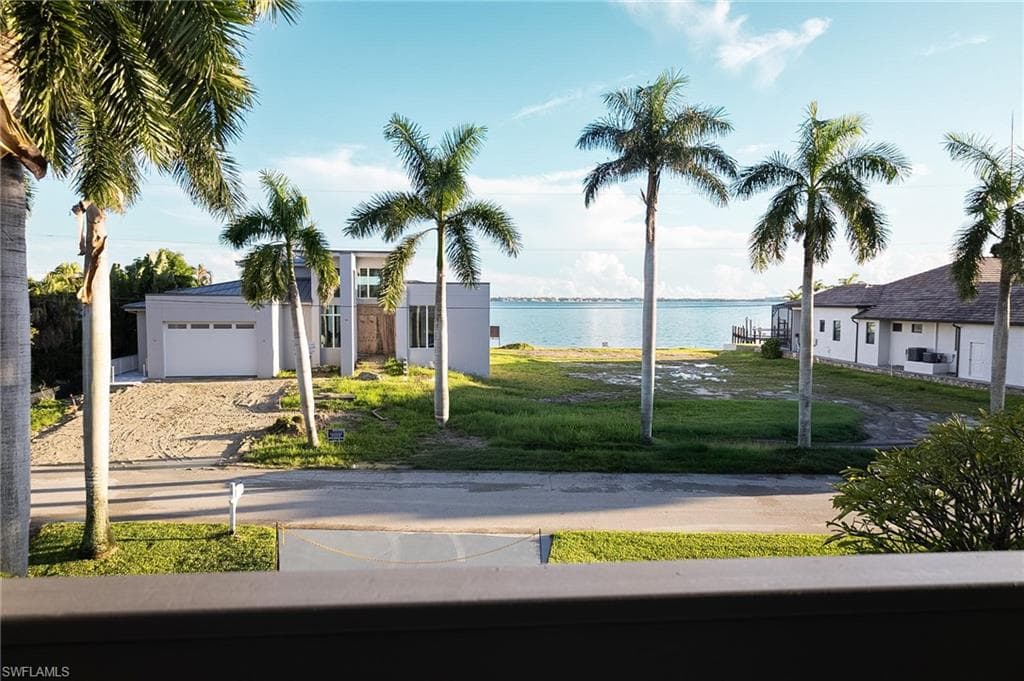 647 Coral Dr, Cape Coral
