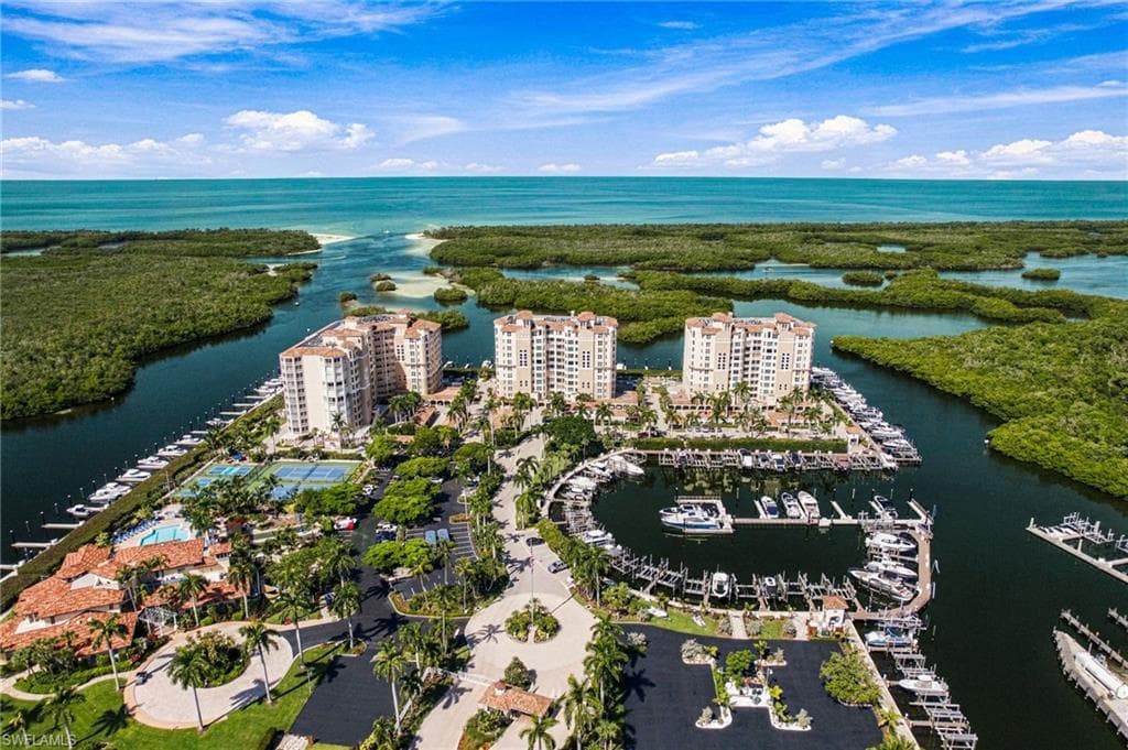 425 Dockside Dr #703, Naples
