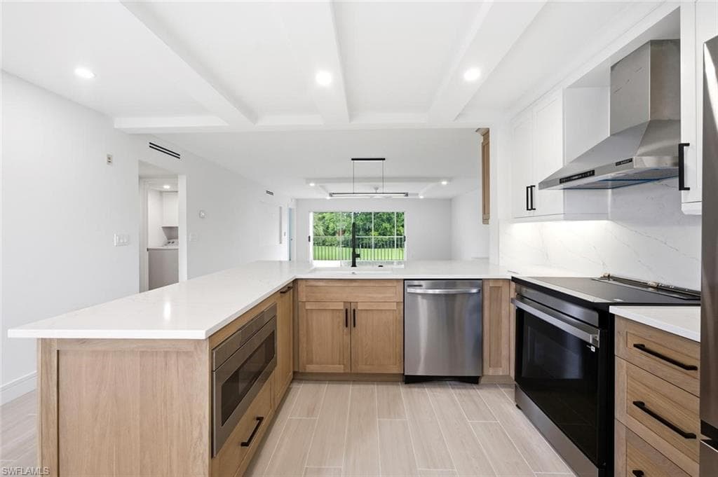 6985 Dennis Cir #204, Naples