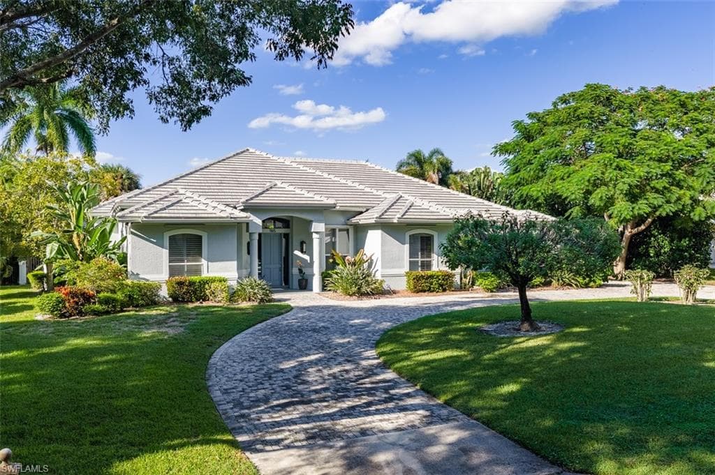 565 Coral Dr, Naples