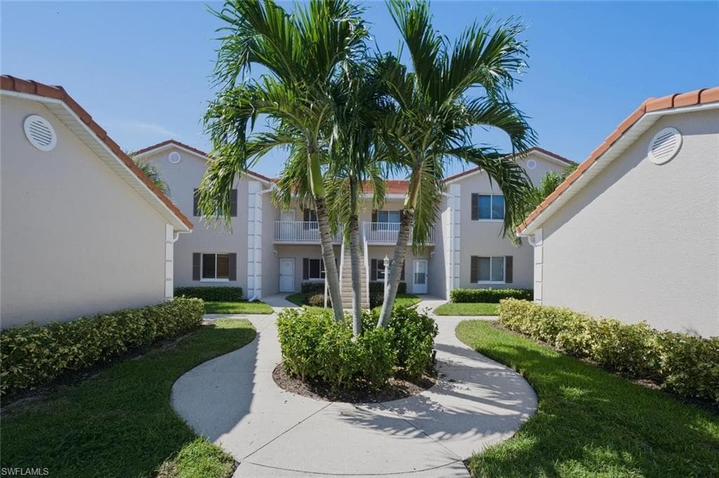 575 Saratoga Cir #204, Naples, photo 2