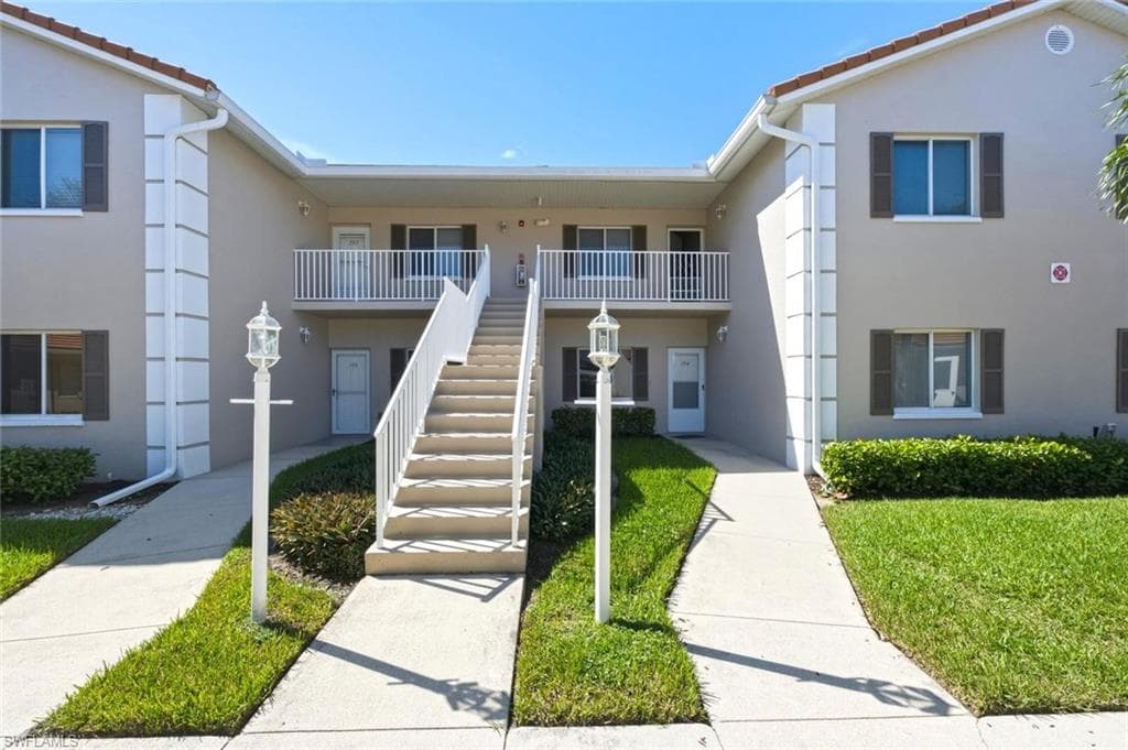 575 Saratoga Cir #204, Naples, photo 3