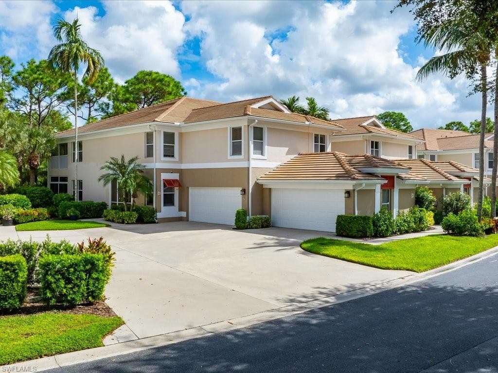 905 Carrick Bend Cir #101, Naples