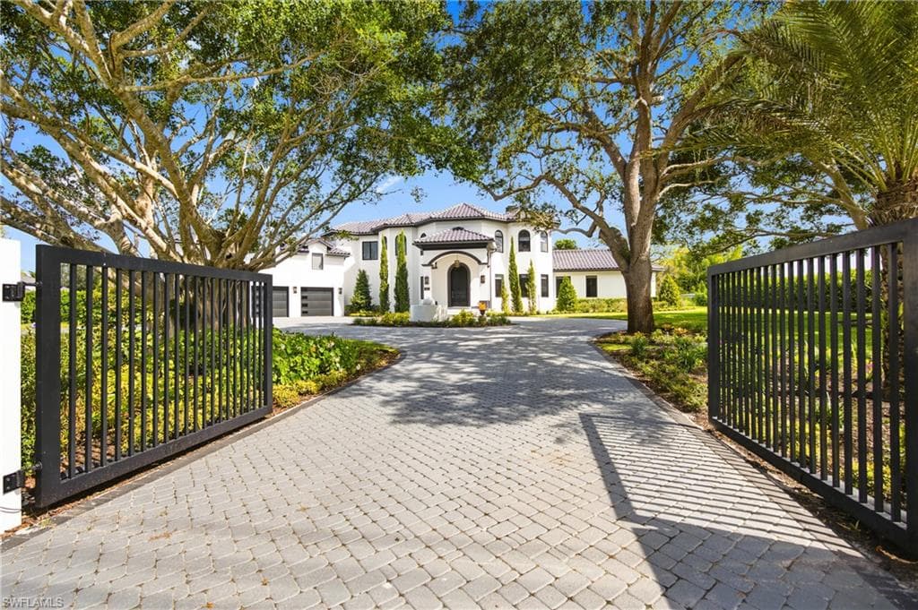 540 Ridge Dr, Naples
