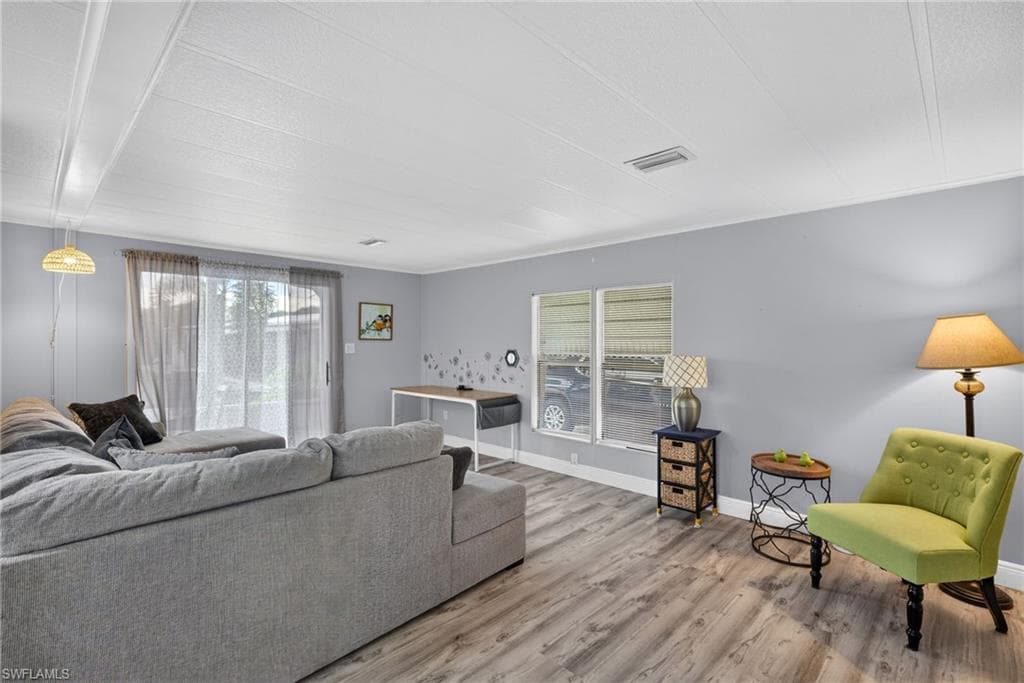 125 Kim Dr, Naples
