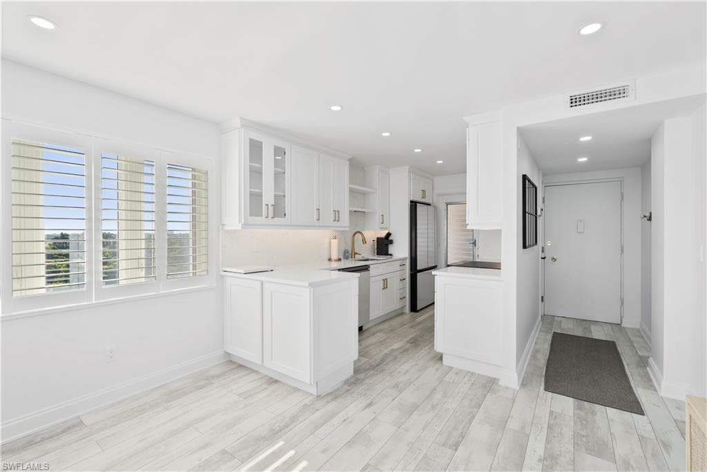 1300 Gulf Shore Blvd #703, Naples