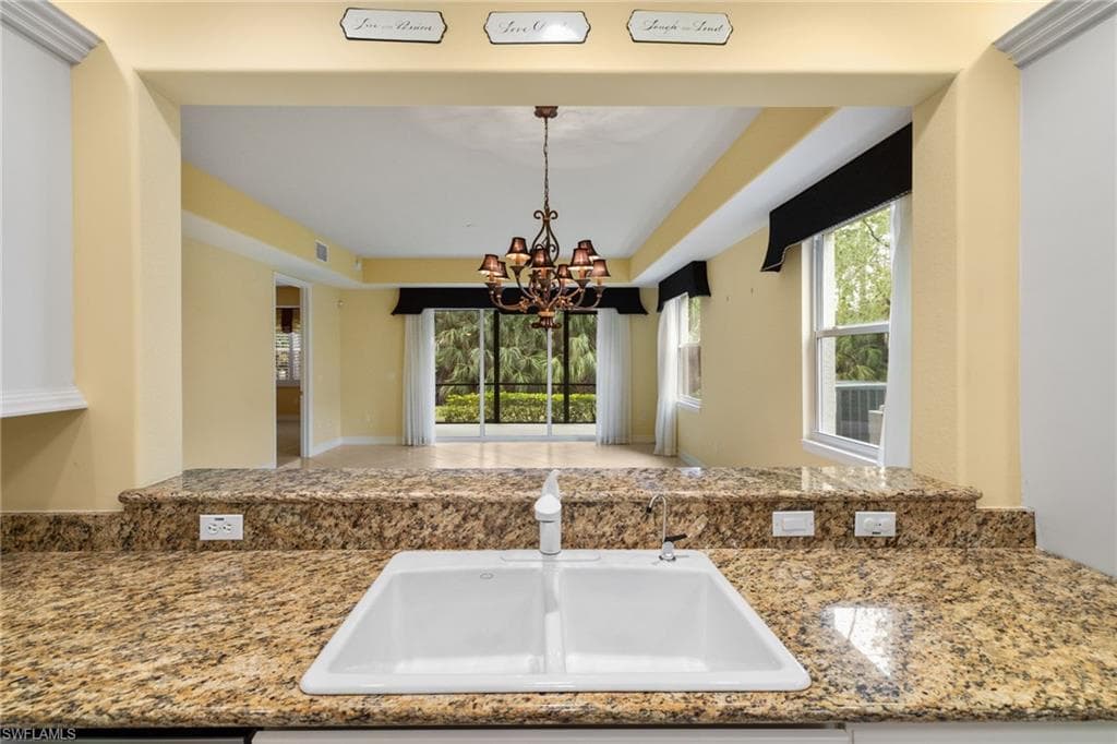 6073 Ashford Ln #802, Naples