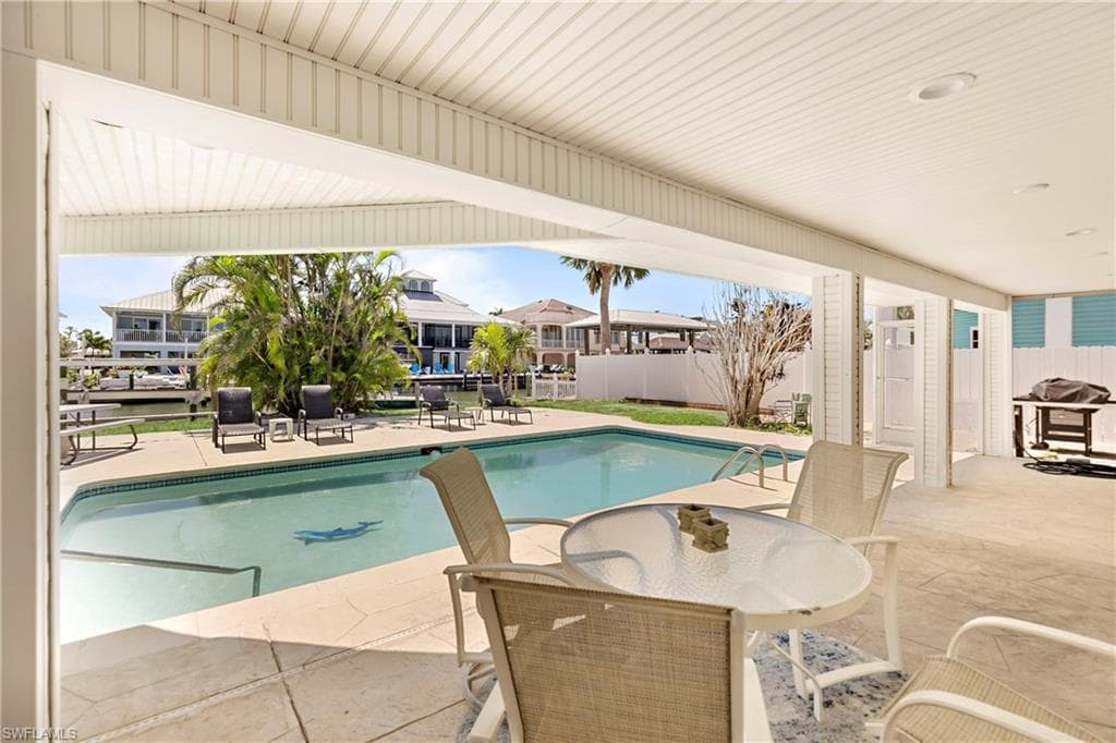 220 Curlew St, Fort Myers Beach, photo 2