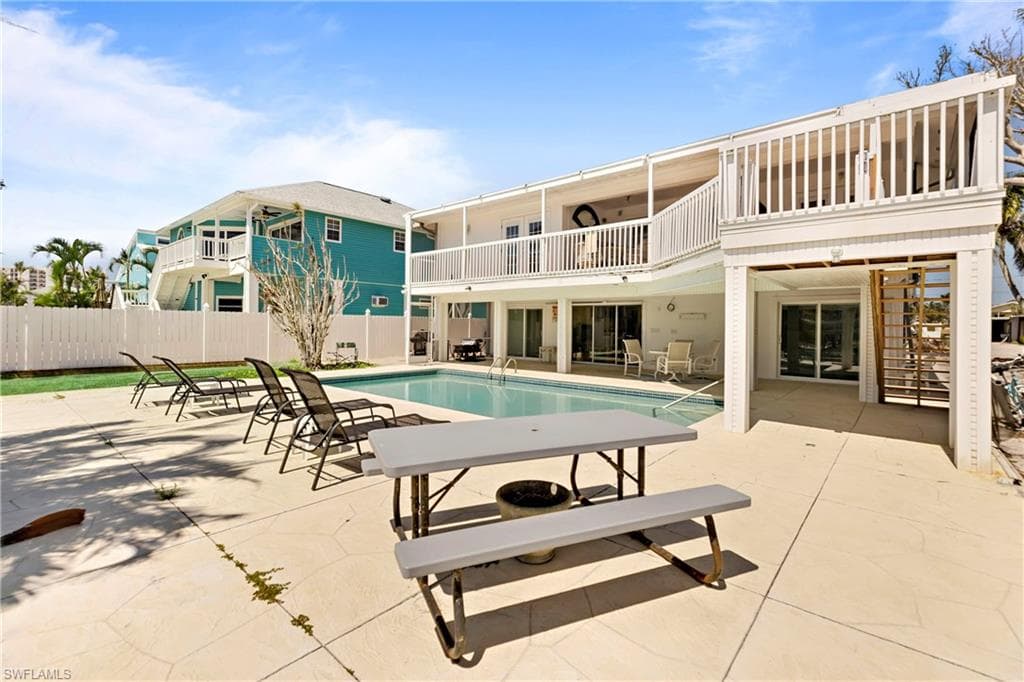 220 Curlew St, Fort Myers Beach