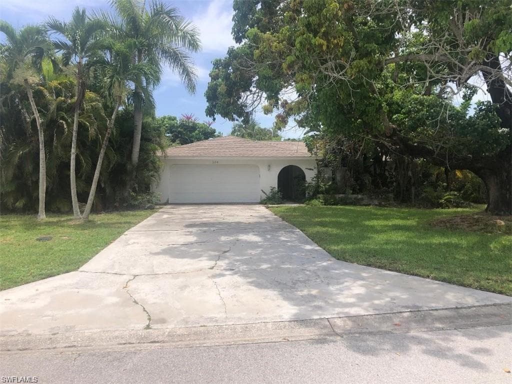 224 Pine Valley Cir, Naples