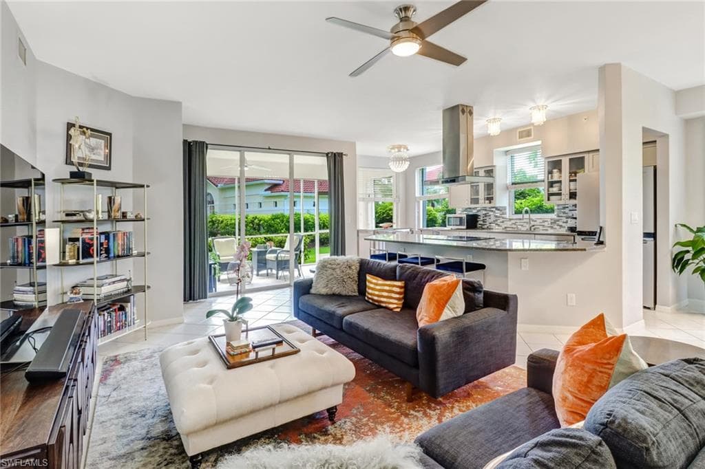 680 Lalique Cir #1204, Naples