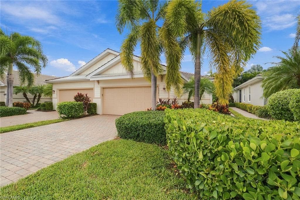 14943 Edgewater Cir, Naples