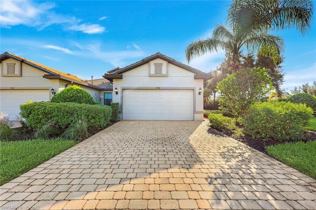 7098 Live Oak Dr, Naples