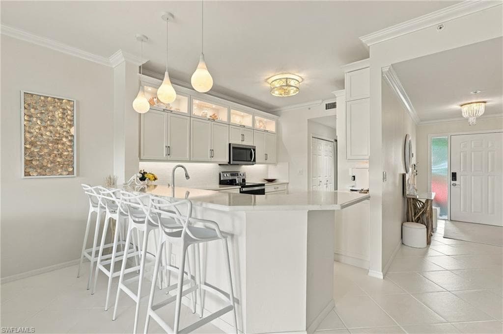 4650 Yacht Harbor Dr #124, Naples, photo 3