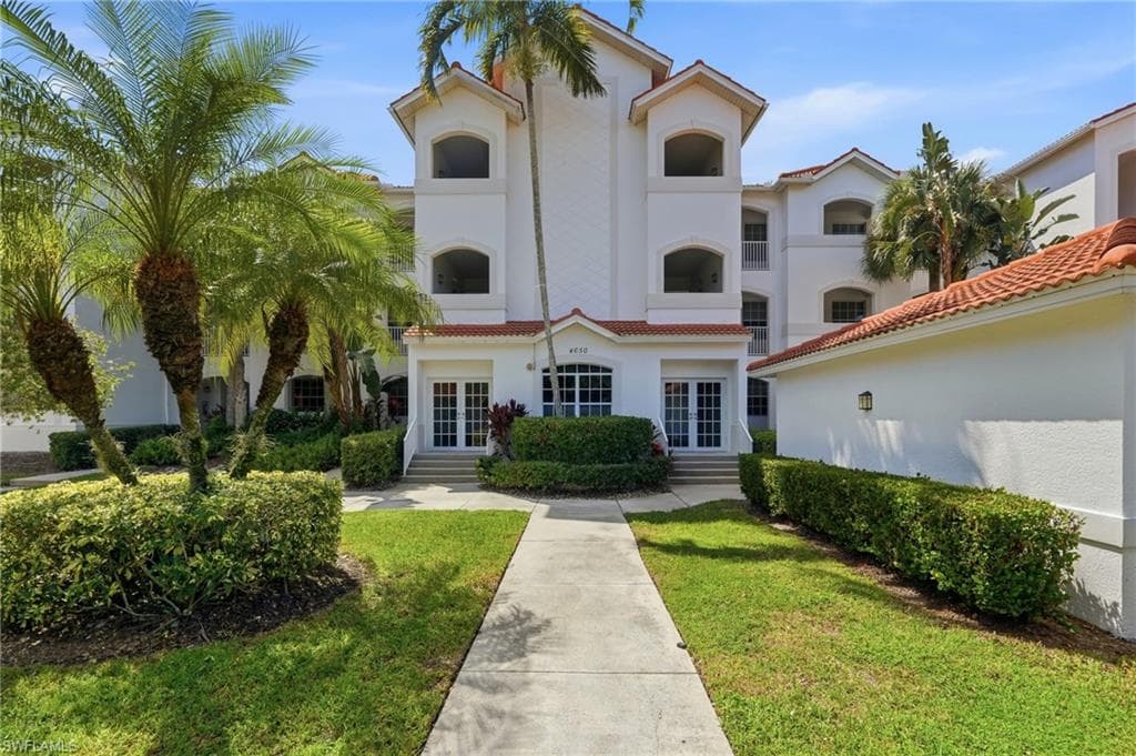 4650 Yacht Harbor Dr #124, Naples
