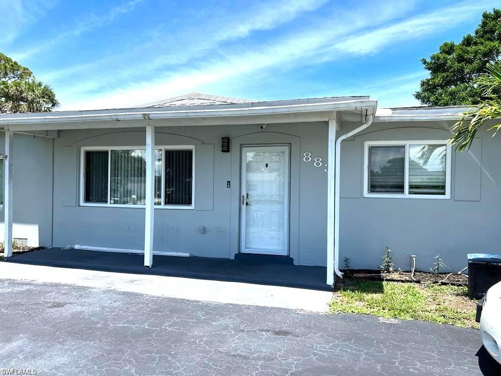 883 Coconut Cir, Naples