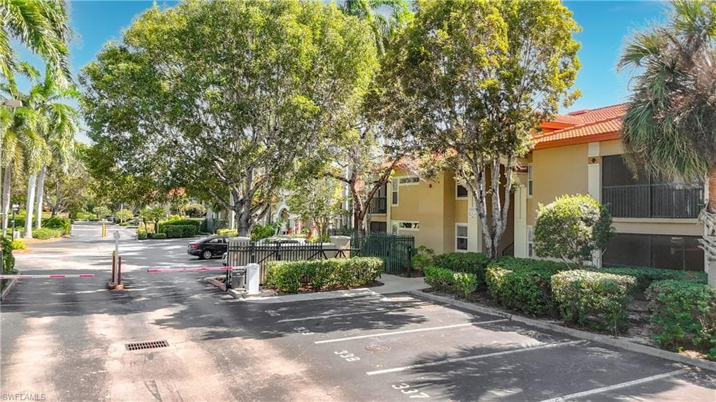 8880 Colonnades Ct #413, Bonita Springs, photo 2